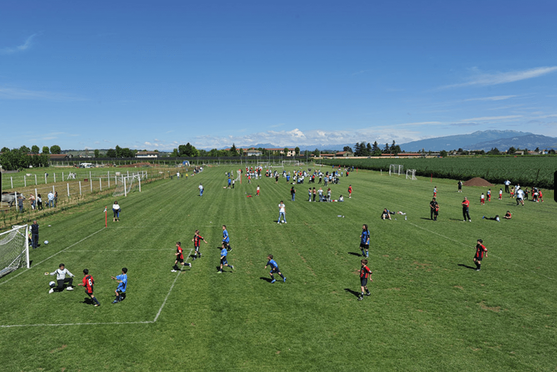 Campo da calcio con bambini che giocano
