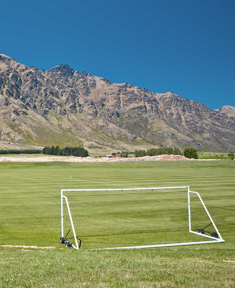 Campo da calcio con vista montagne