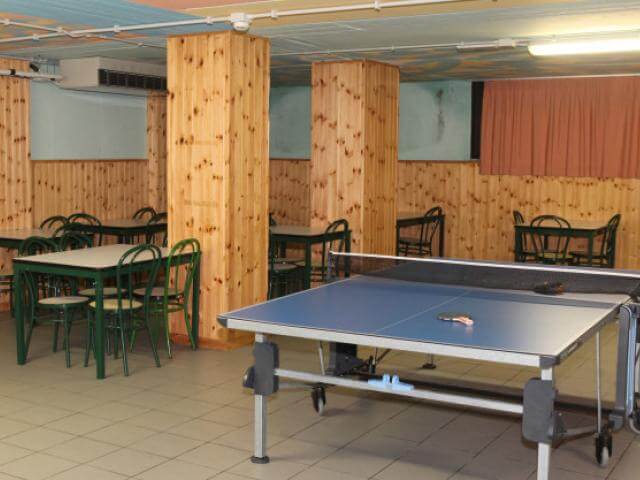 Area svago con tavolo da ping pong e tavoli