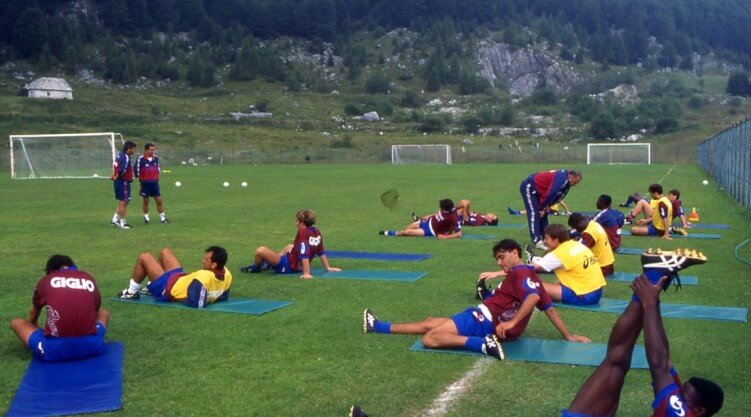 Campo da calcio con giocatori in allenamento