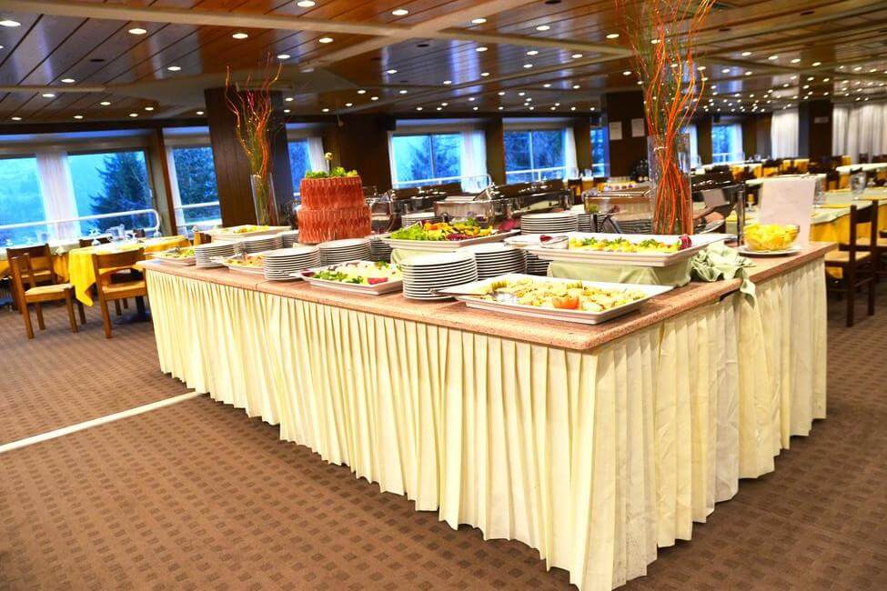 Sala ristorante con tavolo per buffet