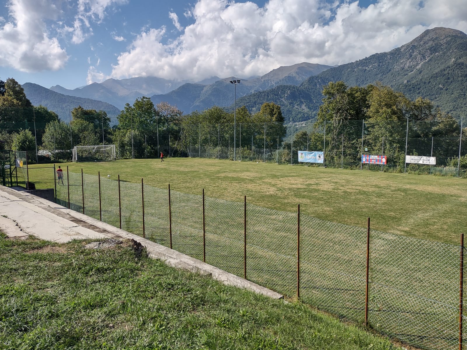 https://www.ritirisportivicalcio.it/wp-content/uploads/2026/03/campo-da-calcio-alpette.jpg